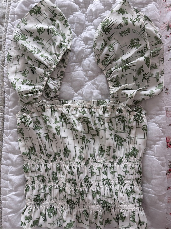 Abercrombie & Fitch Tops - Abercrombie & Fitch flutter sleeve top w/ shirred bodice. Size M.